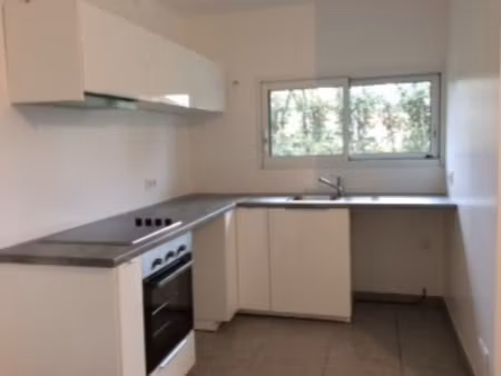 f3 en rdj dans résidence récente avec garage