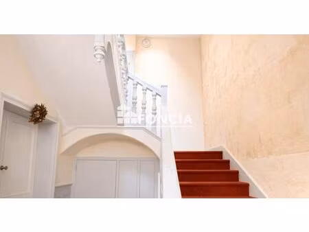 joli t2 vide à 2 pas de la place colbert