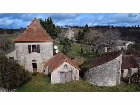 propriété à restaurer sur 12 ha avec vue