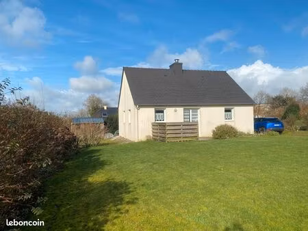 maison de plain-pied édifiée en 2011 sur une parcelle de 876 m2