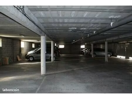 place de parking (rue anatole france à fumel) couverte (rez de chaussée d’un immeuble) et 