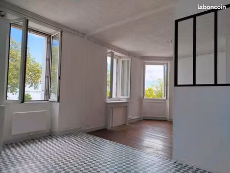 loue très bel appartement  idéalement placé sur les quais  magnifique vue sur la gironde