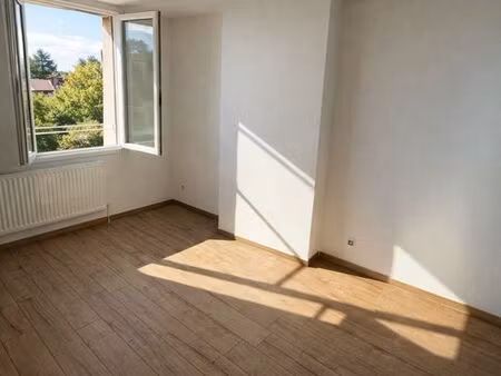 à louer – t3 rénové de 95 m² – centre-ville le chambon-feugerolles (place jean jaurès)