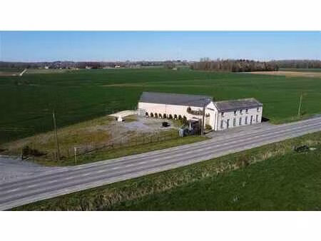 vaste immeuible avec parking et 2 appartements à proximité d