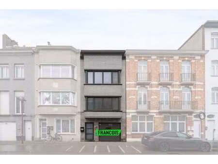 maison mitoyenne moderne et économe en énergie avec garage …