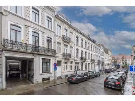 atelier/dépôt avec maison de maître: situation unique