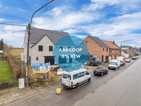 halfopen bebouwing op een groot perceel in denderhoutem