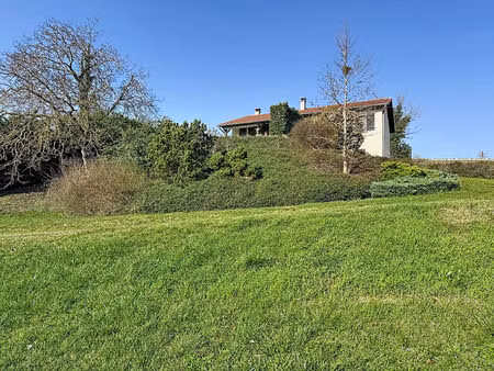 maison pérouges 4 pièces 100 m2  terrain clos et piscine  proche meximieux et gare