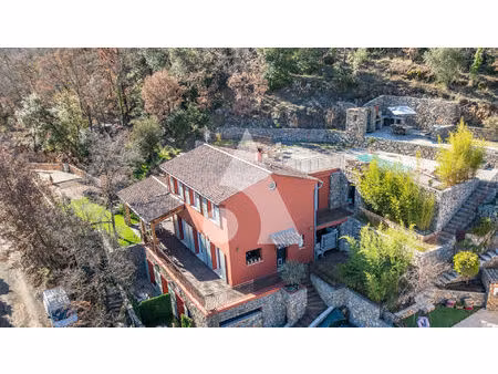 une propriété de caractère sur les hauteurs de l'arrière-pays