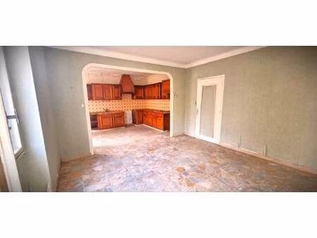 maison de village 83m² + 700 m² de bâtiments - proche autoroute et gare