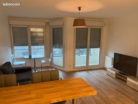 2 pièces meublé / 45m2 / ascenseur / balcon / parking / metro font populaire ligne 12