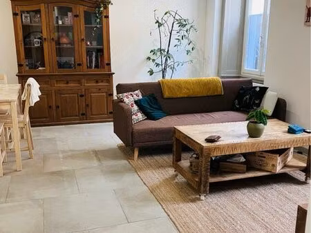 t2 en rdc  plein centre de matha