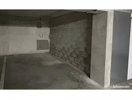 place de parking sécurisée – hypercentre istres – résidence récente