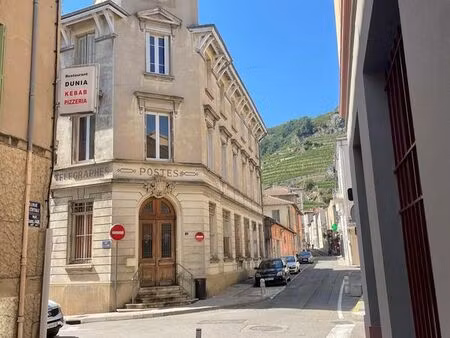 deux places dans un cabinet de santé