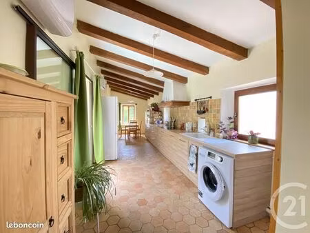 batisse de 170m2 + grande terrasse 40m2 avec vue