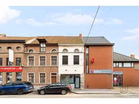 commerce +logement idéalement situé dans le centre !