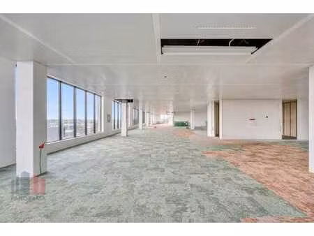 3 528 m² de bureaux haut de gamme nouvellement construits...