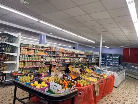 landiras  local commercial d'environ 415m².