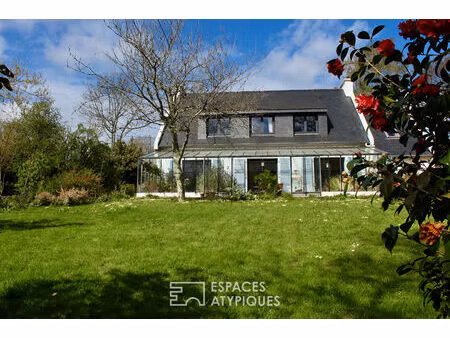maison familiale avec jardin d'hiver et jardin arboré