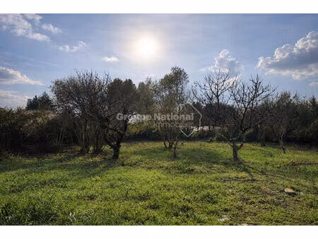 terrain plat constructible. de 424m²