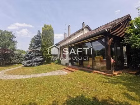 grande maison proche de toutes commodités au cœur du village de cesson