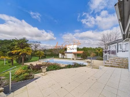 propriété familiale avec piscine et grand parc arboré