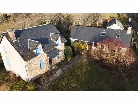 maison et dépendance en pierre