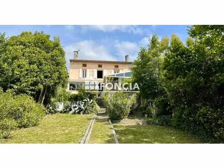 au cœur du village de labastide d’anjou. très belle maison de village de 180 m2 sur une pa