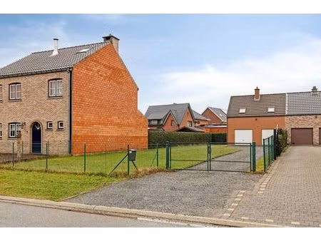 halfopen bouwgrond met goed ingerichte dubbele garage