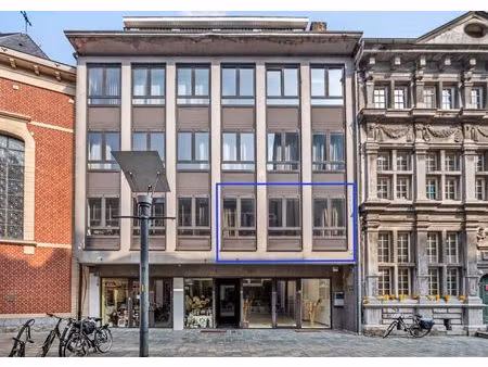 ruim appartement gelegen op de 1ste verdieping in het centrum van maaseik!