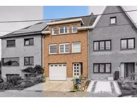 verzorgde en welgelegen rijwoning met ruime garage  tuin...