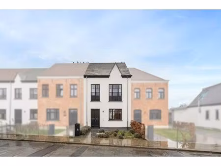 woning met 4 kamers  2 badkamers en 2 garages