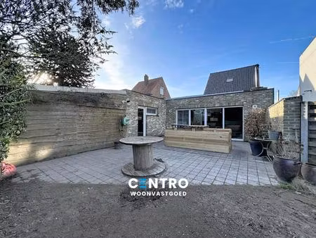 woonst (4 slpk) met praktijkruimte  garages en extra stalling op een ruim perceel van 820m