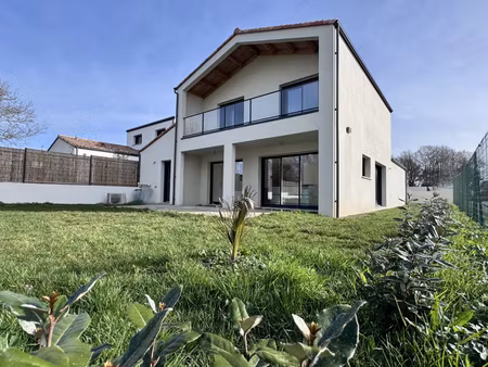 contemporaine de 2024 offrant 138 m2 hab - 4 chambres sur 493 m2 de terrain clos.