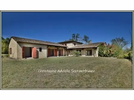 bergerac  villa d'architecte 280 m2 habitables   double garage  grande piscine sur 4.4 ha.