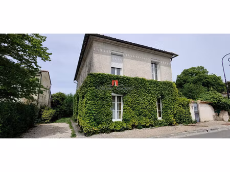 grande maison en pierre dans bourg de village