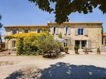 mas provençal en campagne d'arles avec grande piscine