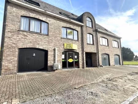 instapklaar volledig gerenoveerd appartement met garage.