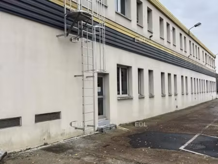 a louer immeuble indépendant d'activité/stockage avec des bureaux d'accompagnement au blan