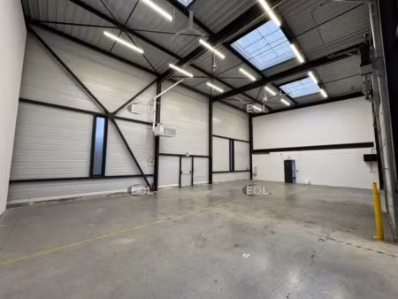 a louer - local d'activité avec bureaux de 300 m² situé à fontenay-trésigny (77)