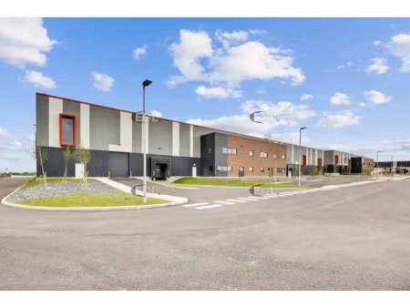a louer - bâtiment d'activité de 3 925 m² divisibles