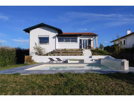 arbonne maison moderne avec piscine et vue sur le magnifique pays basque