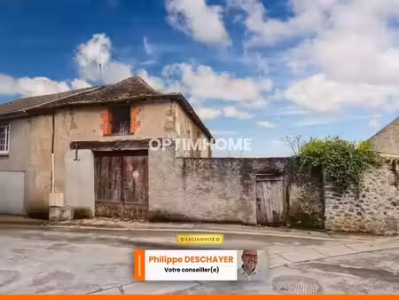 grange de 110 m² environ sur 2 niveaux sur parcelle de terrain 280 m² - centre bourg histo