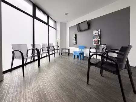 local professionnel au coeur de ploudalmézeau (parking public à proximité immédiate)