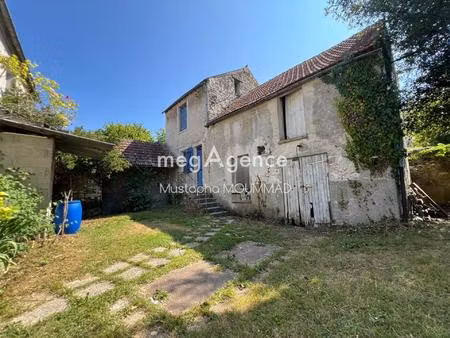 maison en pierre de 1900 avec beau terrain de 1712 m2.