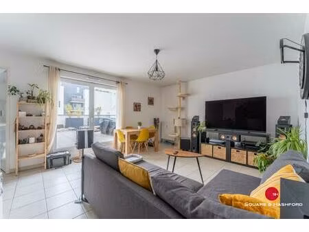 appartement trois pièces avec terrasse  cellier et parking
