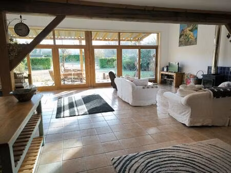 grange aménagée face aux pyrénées . joli jardin .