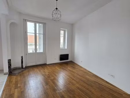 à louer (non meublé) appartement 2 pièces  rue victor prou