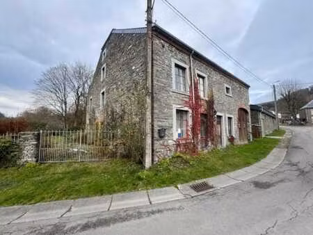 maison en pierres du pays avec ancien séchoir à tabac