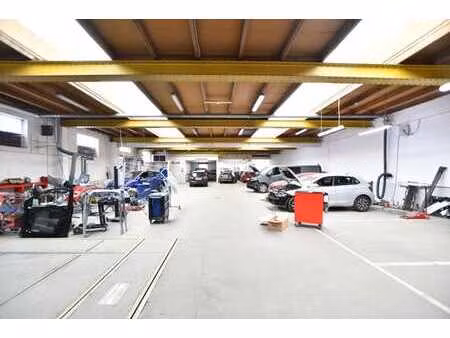 garage / carrosserie +/-1700m² + 25 emplacements parking